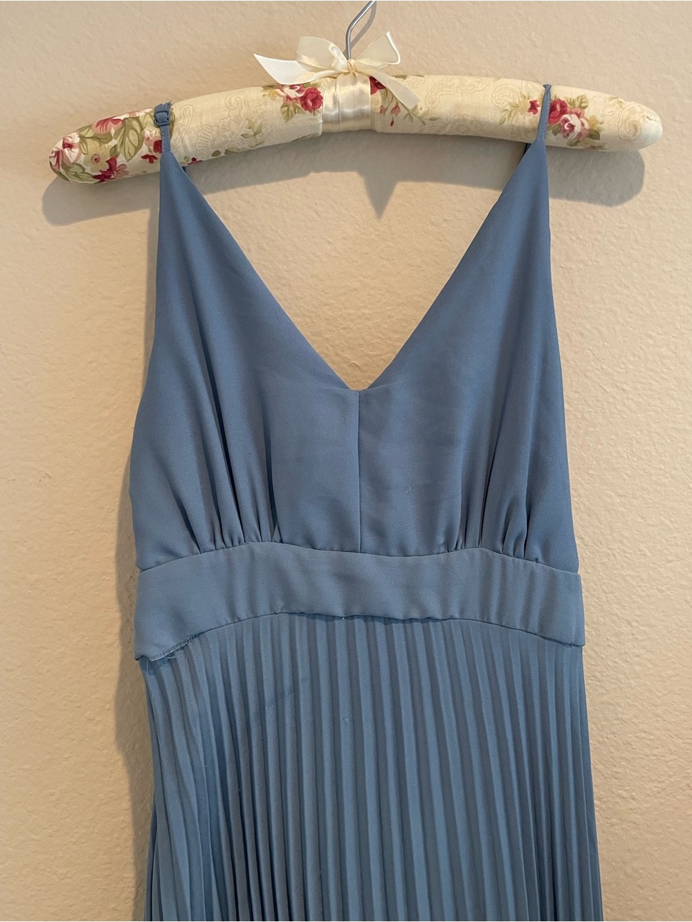 Charmed Hearts Blue Pleated V-Neck Maxi Dress - size M